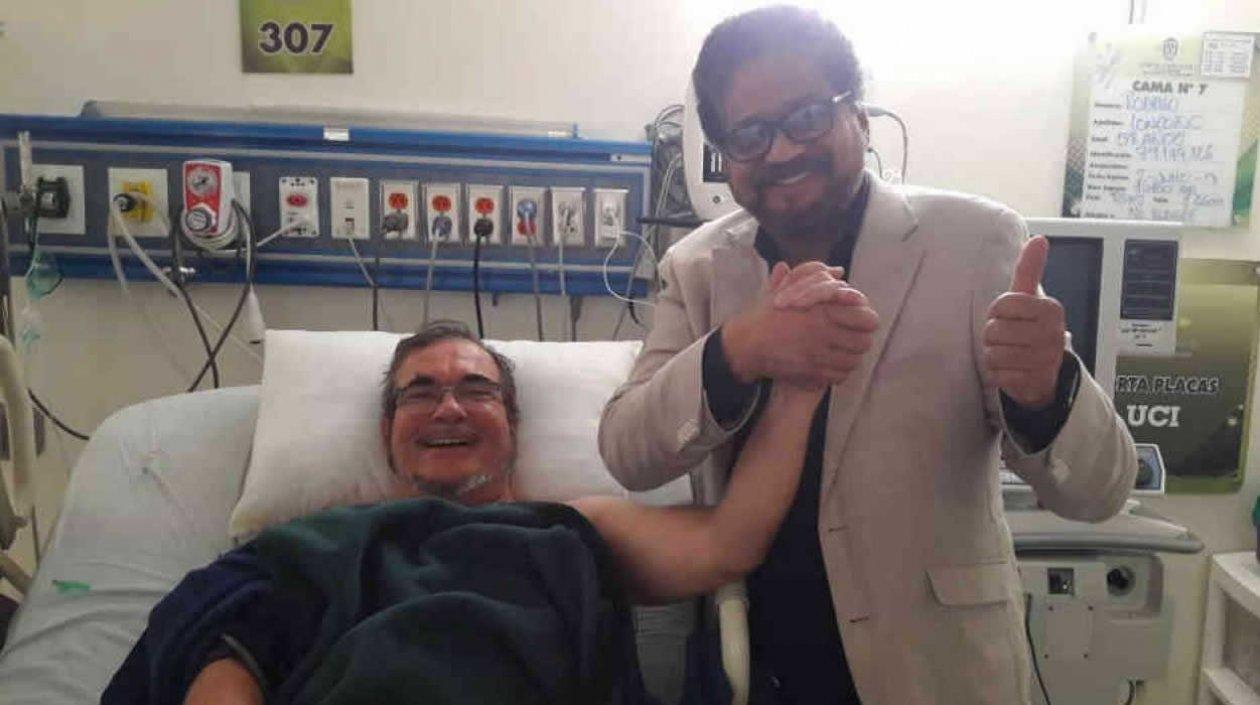 Rodrigo Londoño con Iván Márquez, la primera vez que estuvo hospitalizado en Cuba.