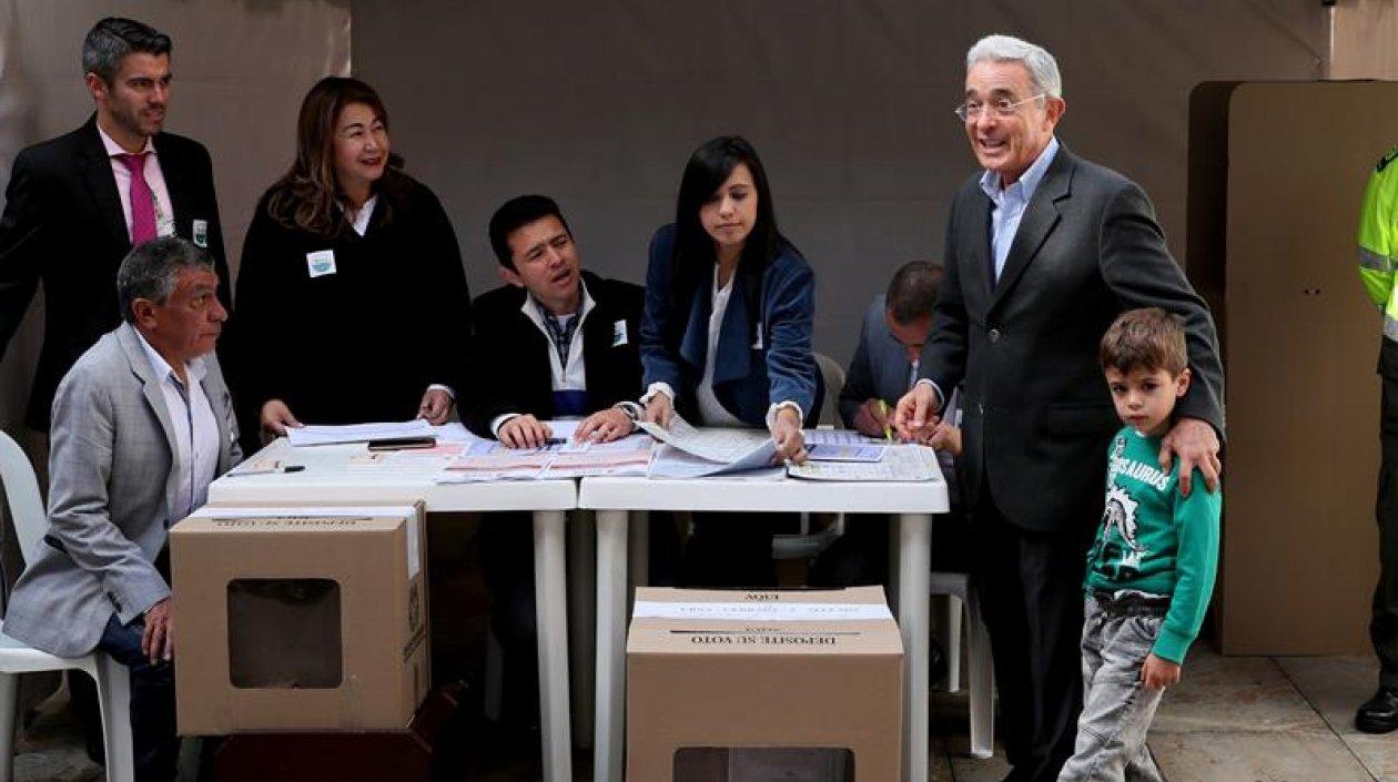 El expresidente Álvaro Uribe acude a votar hoy en Bogotá.  
