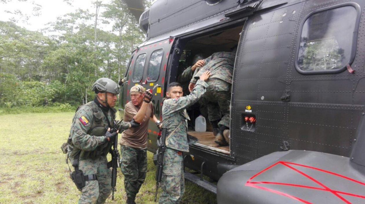  Tres militares ecuatorianos fallecieron hoy por la detonación de un artefacto explosivo.