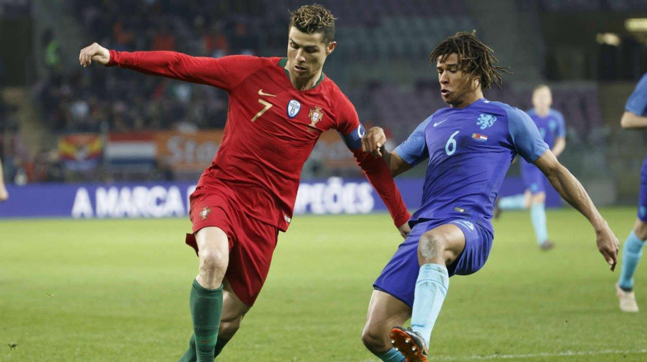 Cristiano Ronaldo en una acción ante Holanda. 