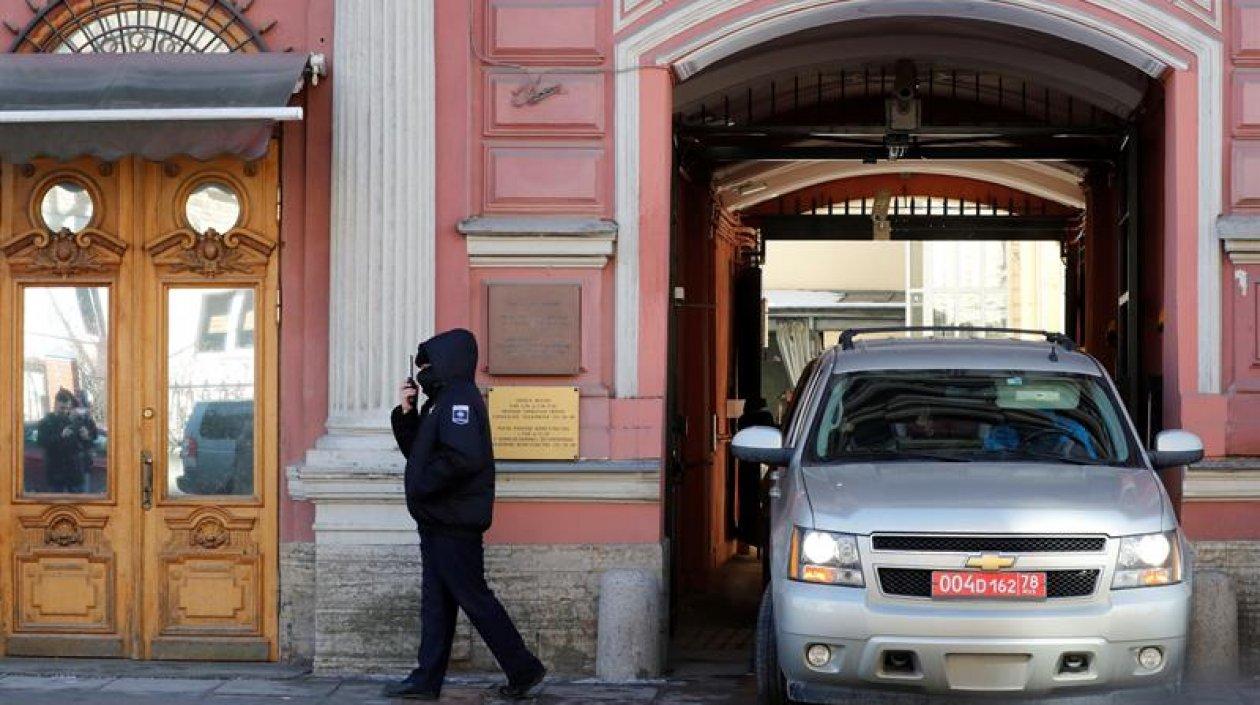 Un vehículo diplomático sale del Consulado General de EE. UU. en San Petersburgo (Rusia).