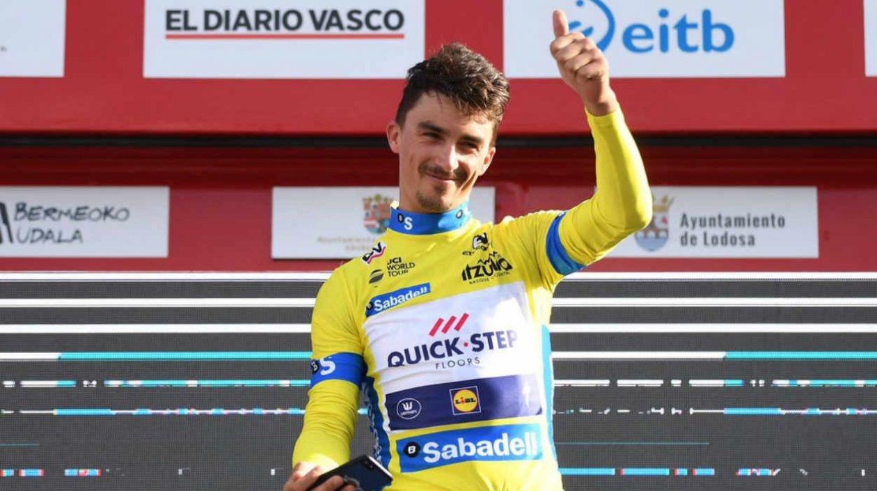 Julian Alaphilippe con la camiseta del líder de la Vuelta al País Vasco. 