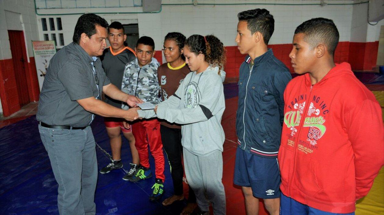 Luis Espinosa, Secretario de recreación y deportes de Soledad, al momento de entregar el aporte a siete luchadores de ese Municipio que viajan al torneo nacional de lucha en La Ceja Antioquia.