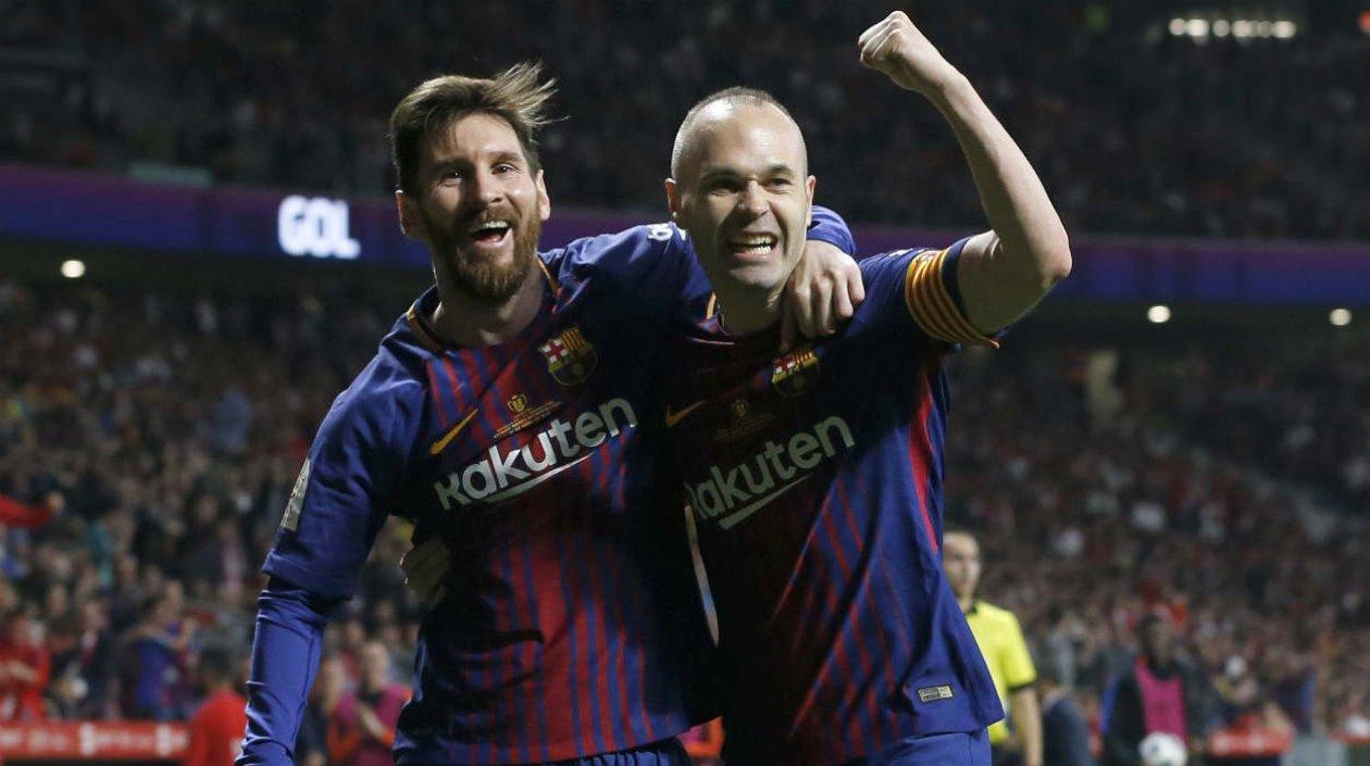 Lionel Messi celebra con Andrés Iniesta. 