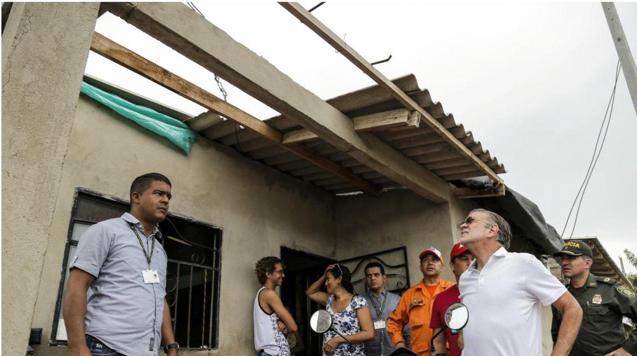 El Gobernador del Atlántico, Eduardo Verano, visitó algunas de las casas afectadas en Sabanalarga.
