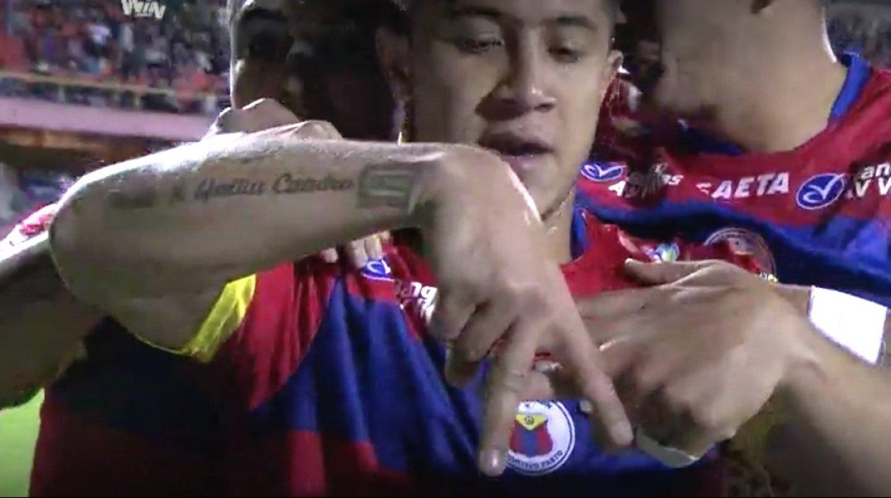 Michael Ortega durante la dedicatoria del gol para Andrea Valdiri.