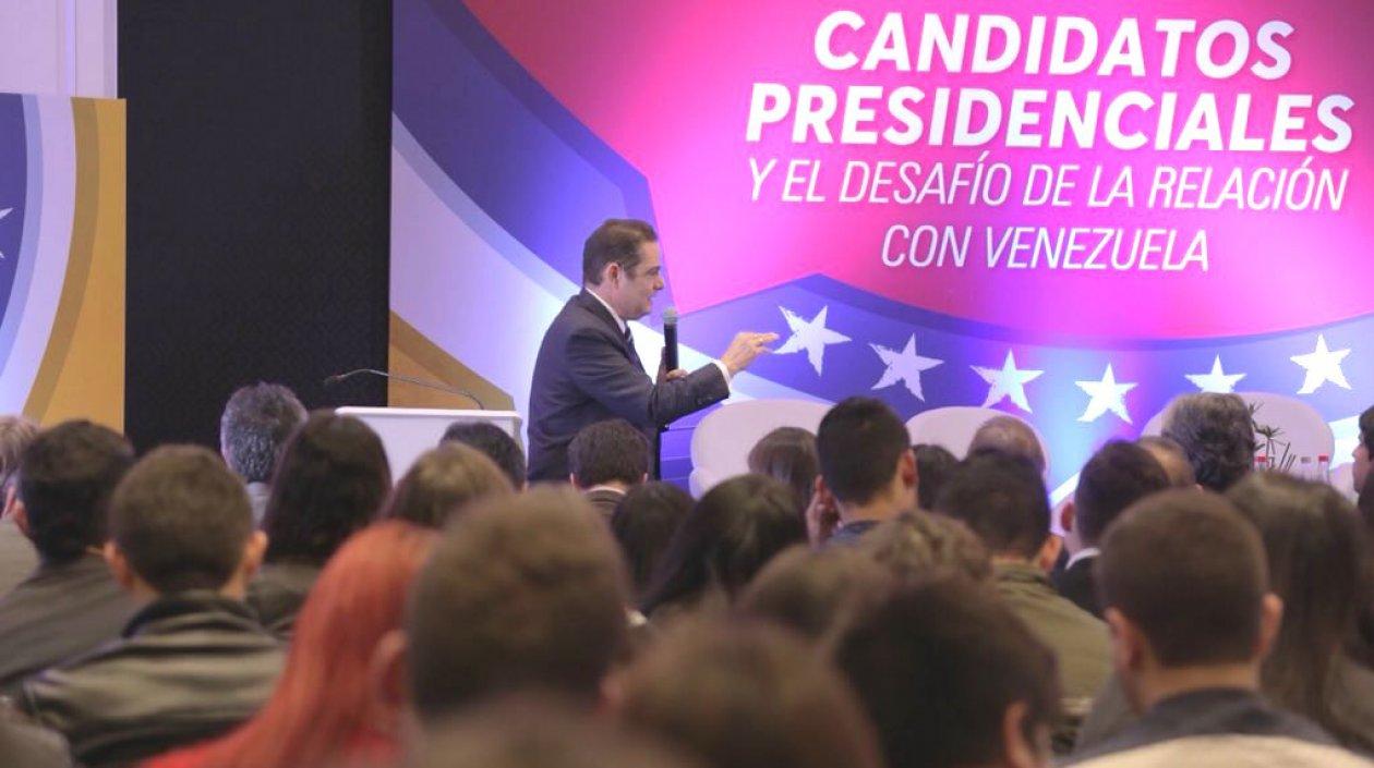 El candidato Germán Vargas participando en el debate.