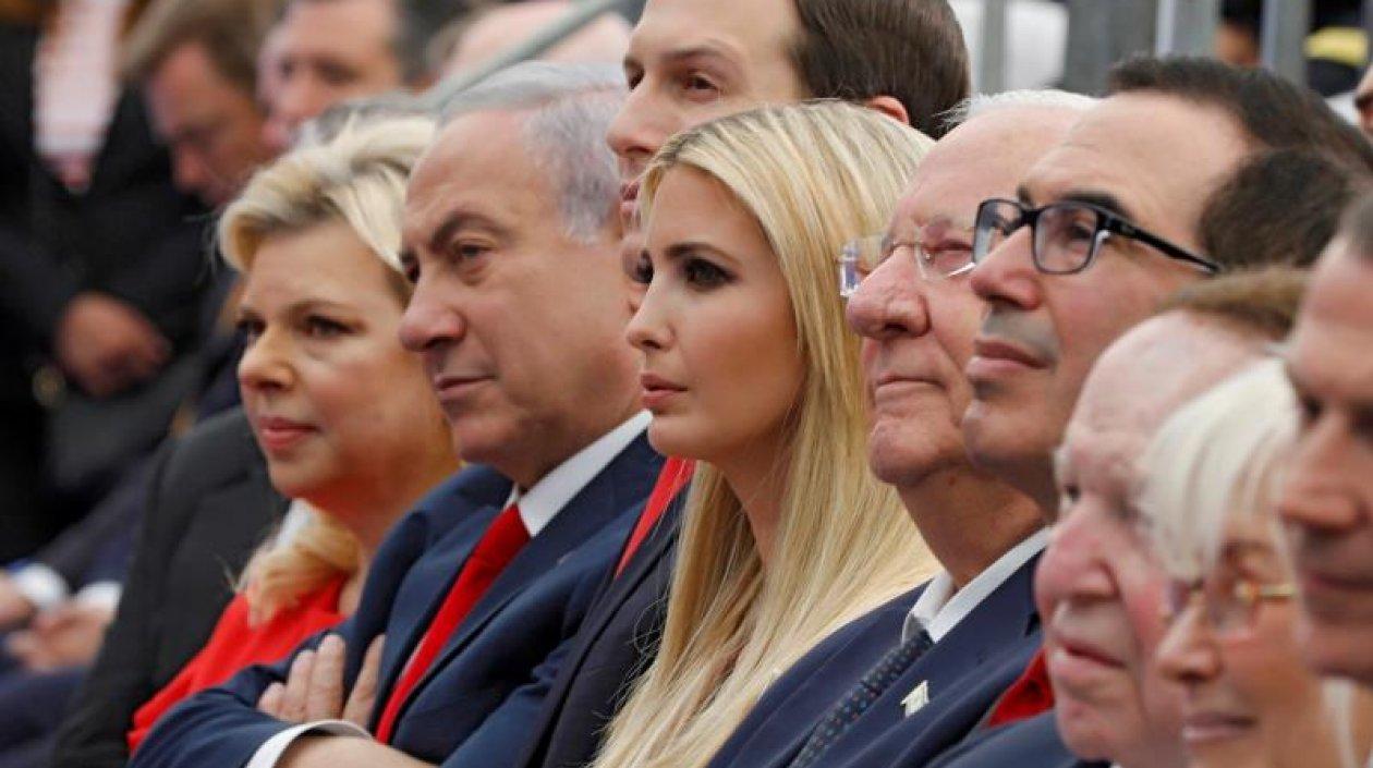  El primer ministro de Israel Benjamin Netanyahu (2i), los asesores presidenciales estadounidenses Jared Kushner (3i) e Ivanka Trump(4i9 y el presidente de Israel Reuven Rivlin durante la ceremonia.