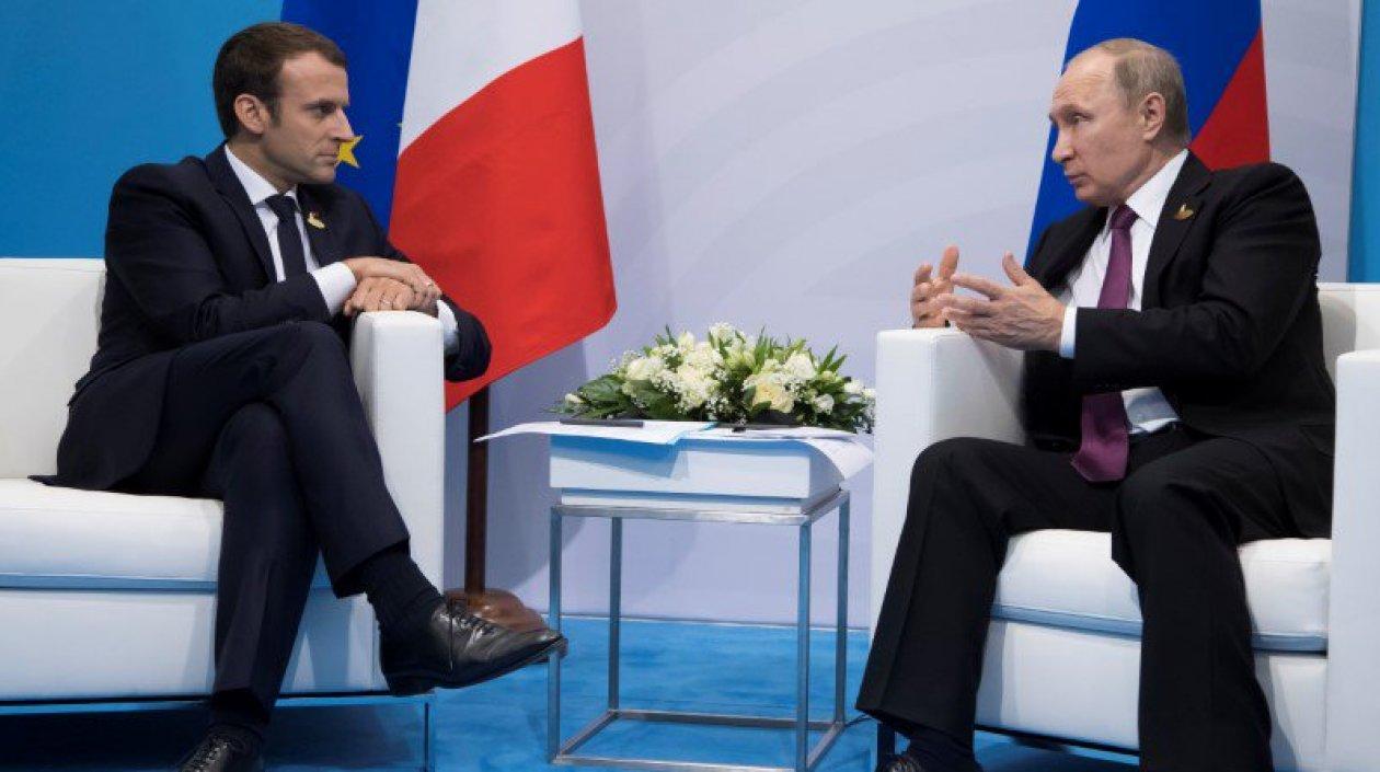 El presidente francés, Emmanuel Macron junto a su homólogo Vladimir Putin.