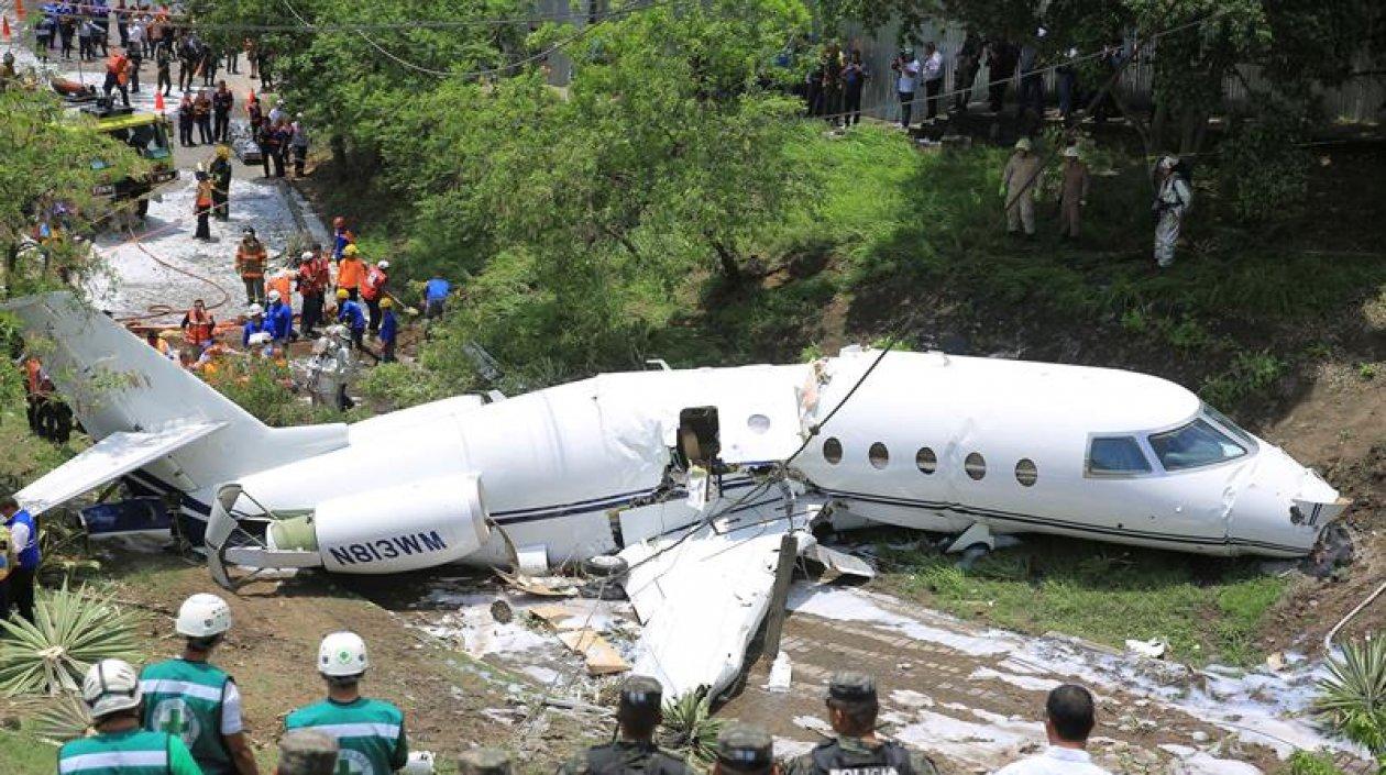 El avión, con al menos seis personas a bordo, se accidentó hoy al final de la pista del Aeropuerto Internacional de Toncontín, de la capital de Honduras, sin registro de víctimas mortales.