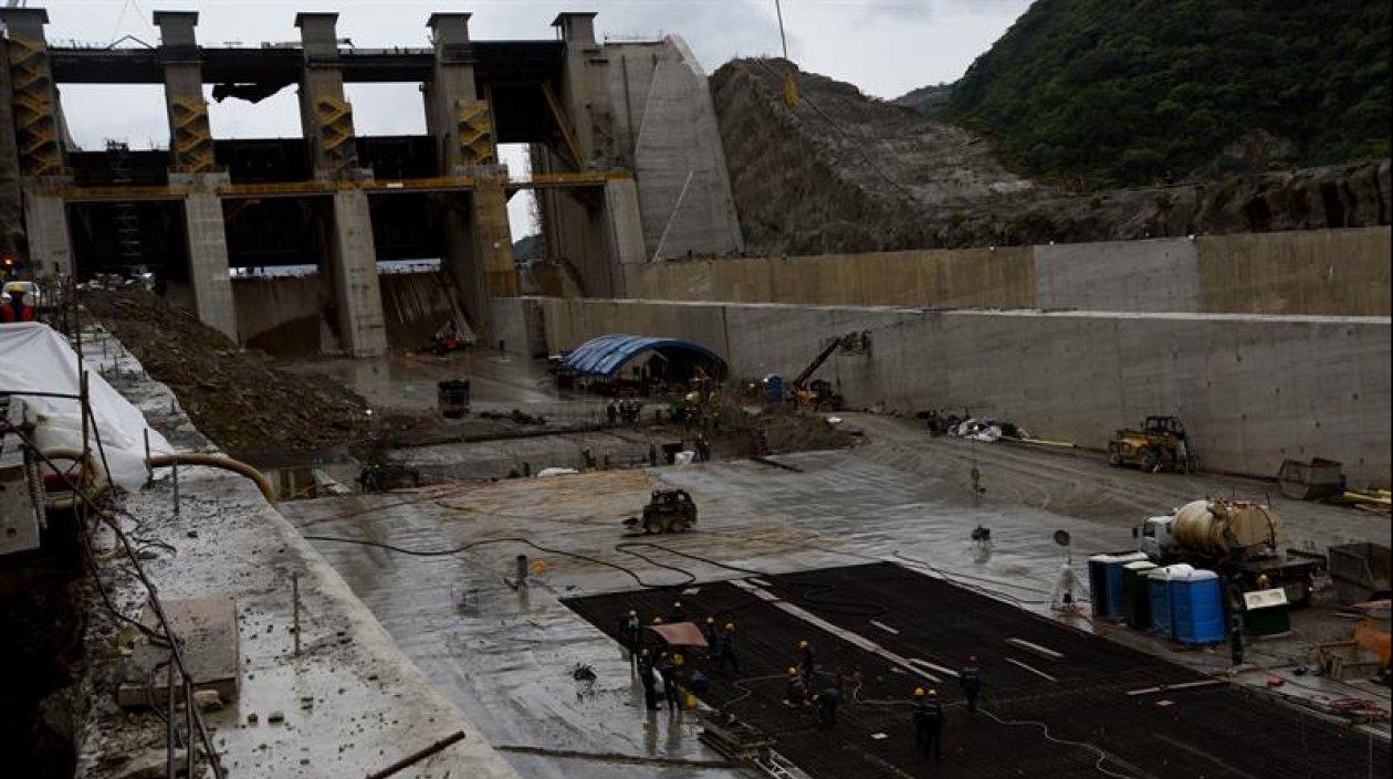  Fotografía cedida por las Empresas Públicas de Medellín que muestra las obras del vertedero de la represa Hidroituango este en Ituango.