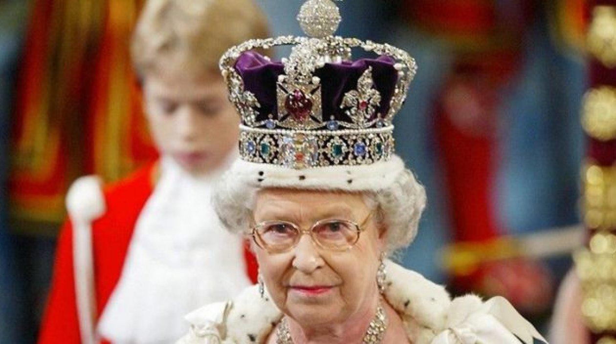 La Reina Isabel con su corona real.