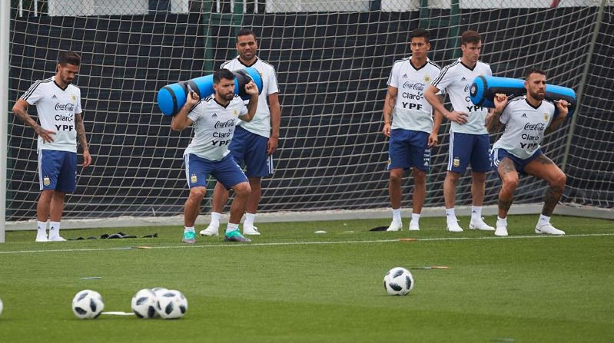  Los jugadores de la selección de Argentina durante el entrenamiento del combinado albiceleste en la ciudad deportiva del FC Barcelona.