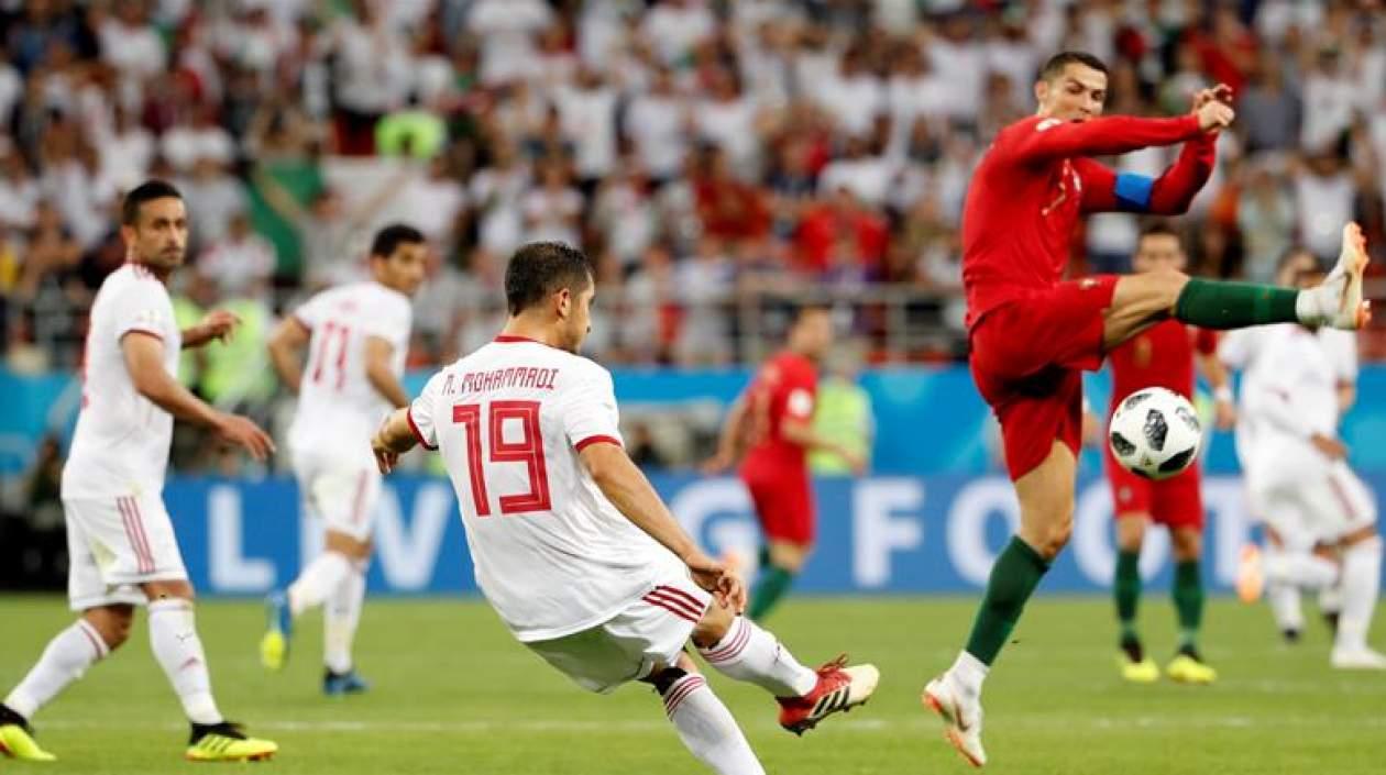 Majid Hosseini (izquierda) de Iran y Cristiano Ronaldo de Portugal, durante el partido que definió el paso a los Octavos.