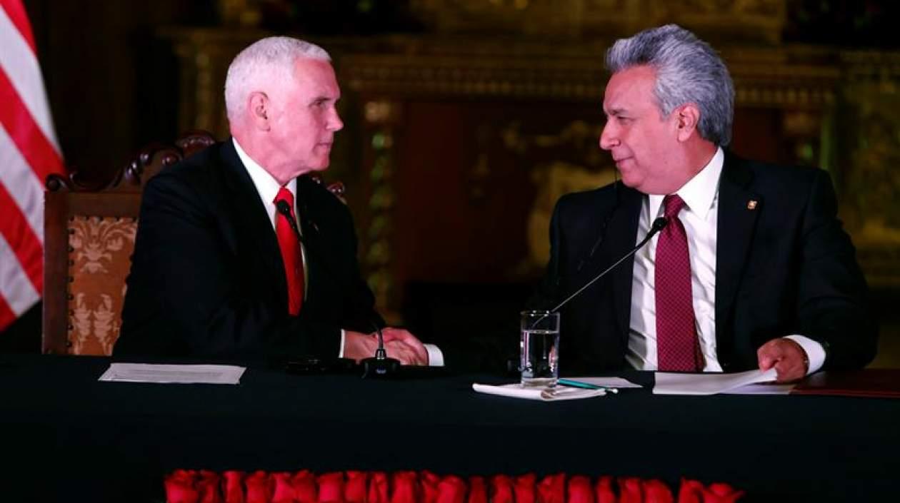 El vicepresidente de Estados Unidos, Mike Pence, junto al presidente de Ecuador, Lenín Moreno.