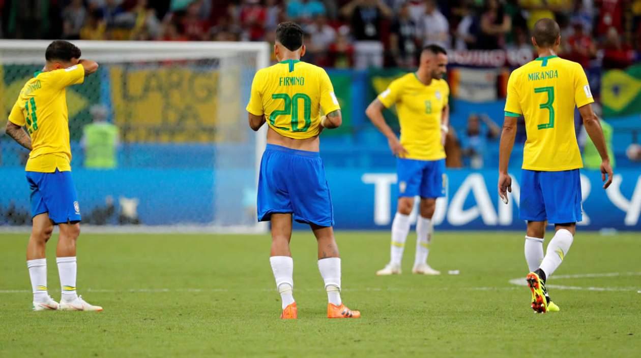 Jugadores brasileños reaccionan al final del partido Brasil-Bélgica