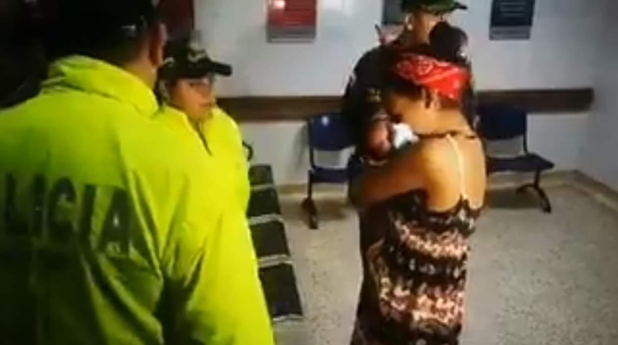 Momento en el que Greymar Jiménez Tubiñez recibe a su hija. 