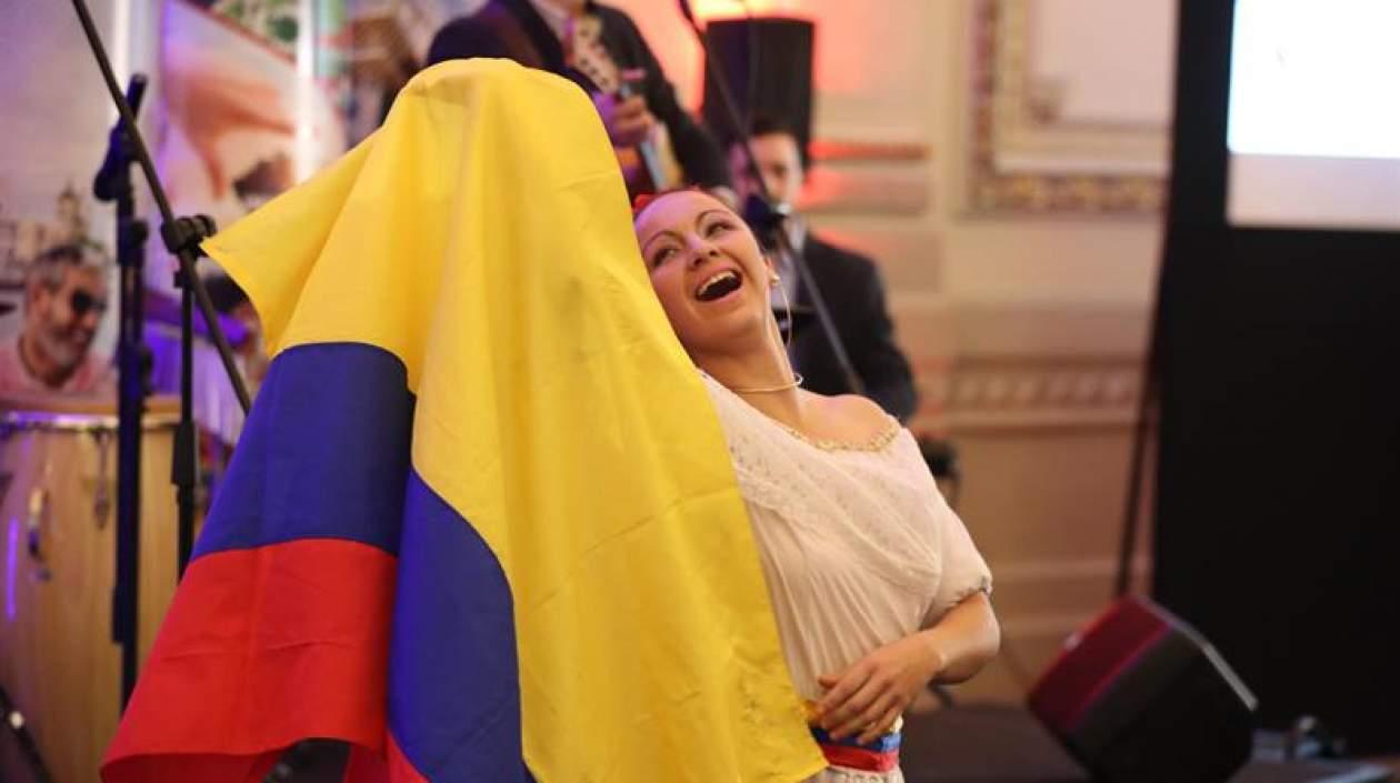 Una bailarina se presenta en el lanzamiento de la marca país de Colombia hoy, martes 17 de julio de 2018, en Montevideo (Uruguay).
