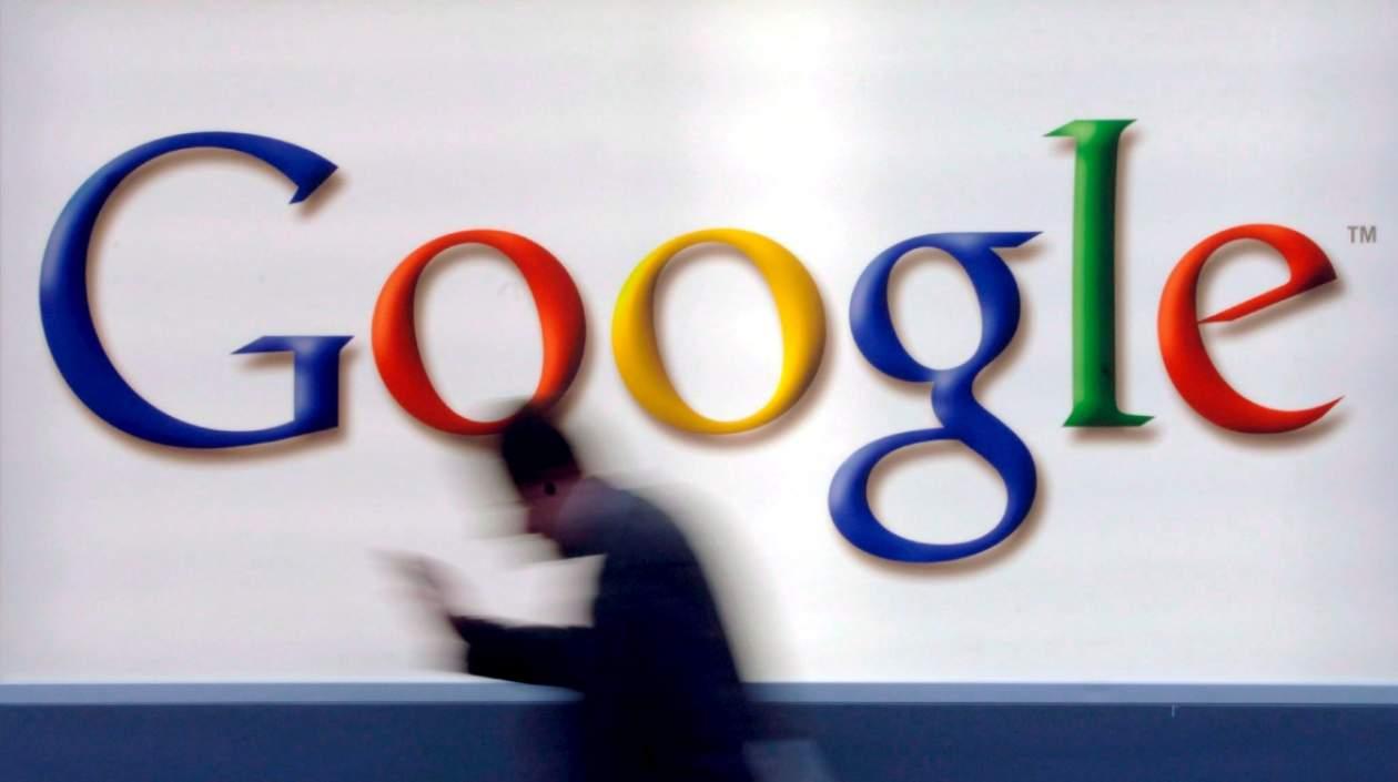  Bruselas alega que Google exigió a los fabricantes que preinstalasen sus servicios de búsqueda .