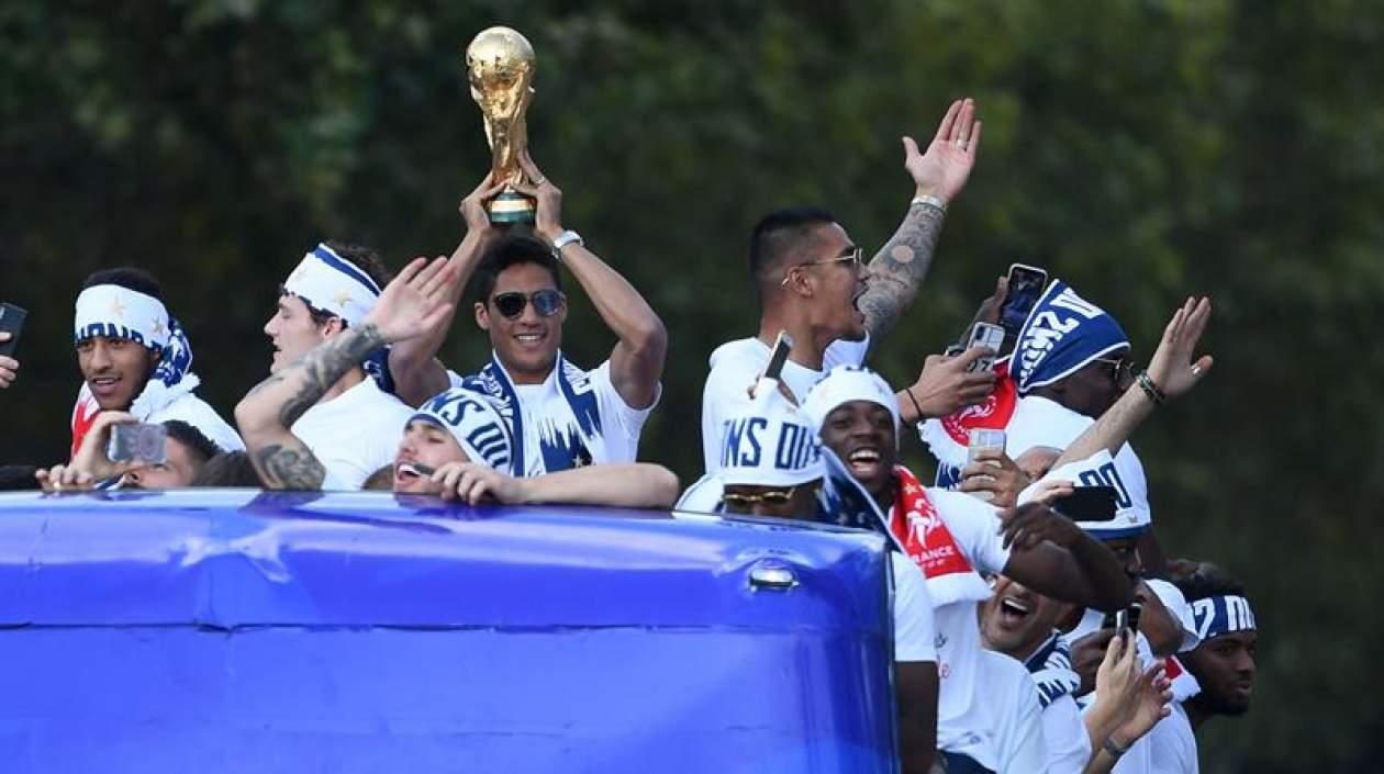 Raphael Varane celebrando en Francia con la Copa del Mundo.