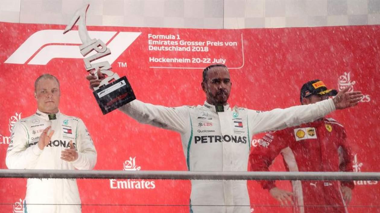 Lewis Hamilton celebrando su triunfo. 
