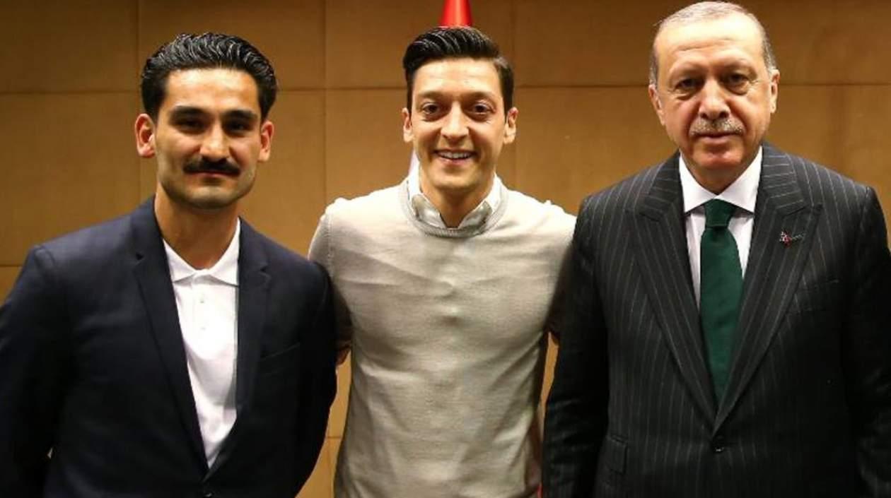 Gundogan, Mesut Özil y el presidente de Turquía, Recep Tayyip Erdogan.