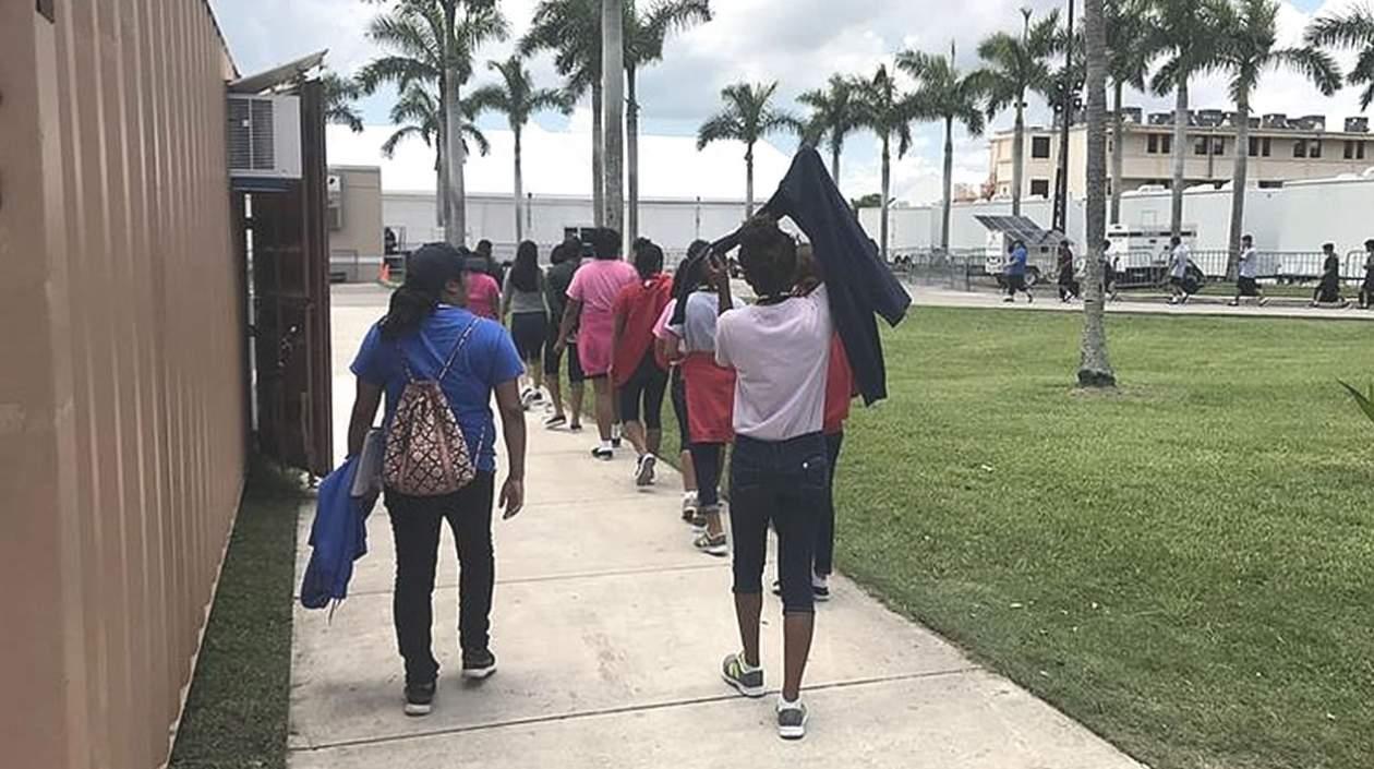 Niños inmigrantes mientras caminan dentro del Refugio Temporal de Homestead para niños inmigrantes no acompañados, en Florida