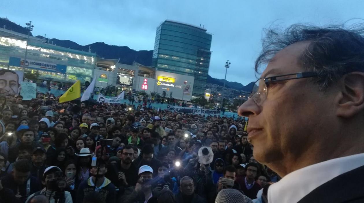 Gustavo Petro presidiendo la marcha de la oposición en Bogotá.