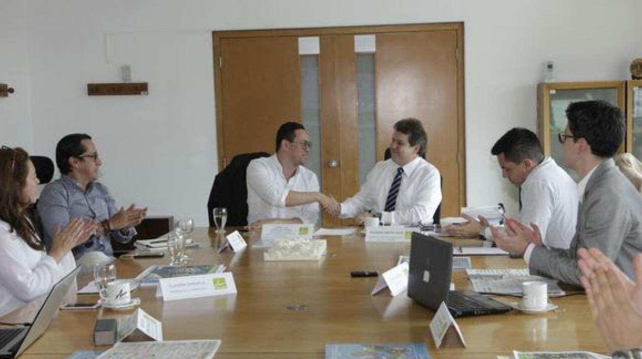 Jaime Berdugo entregó la Presidencia de Asoáreas al director del Área Metropolitana del Valle de Aburrá.