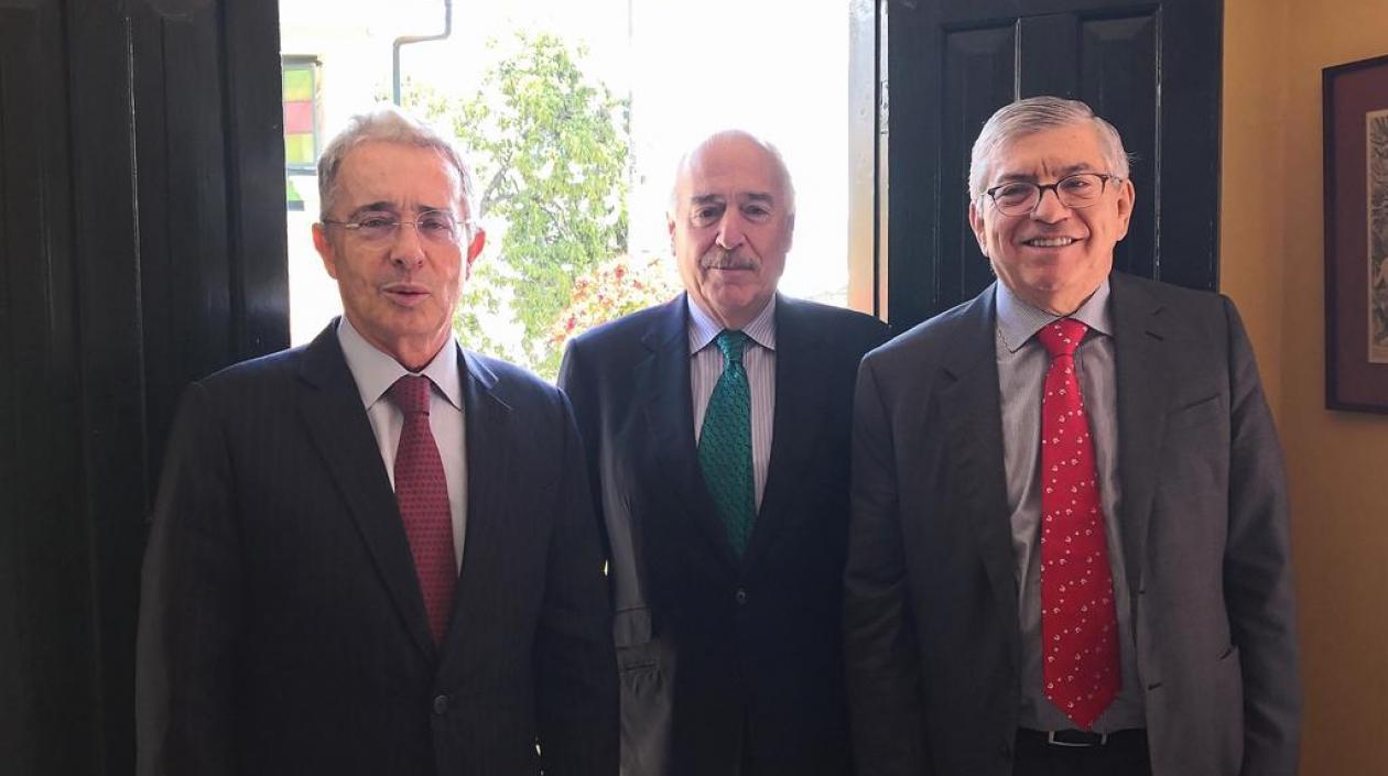 Presidentes Uribe, Pastrana y Gaviria, en la reunión de este jueves en Bogotá.
