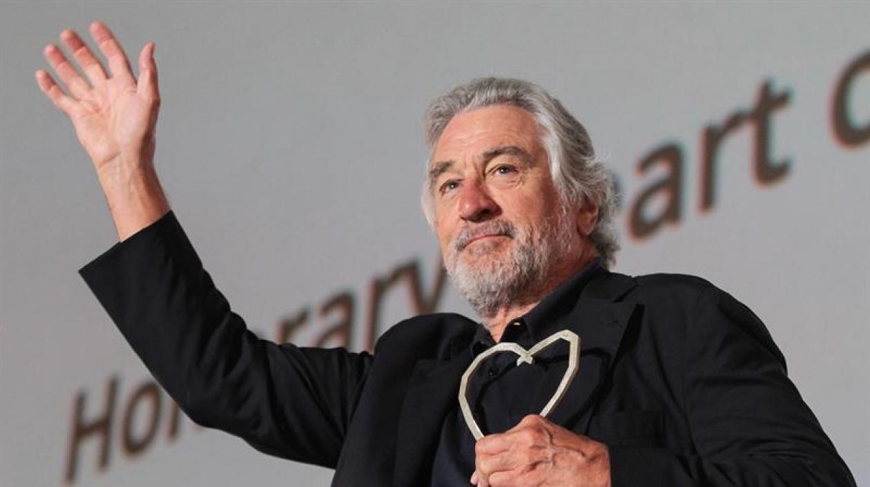 El actor Robert De Niro saluda a la audiencia en el Festival de Cine de Sarajevo.
