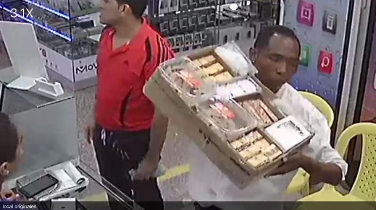 Este es el vendedor ambulante que se robó el celular. 