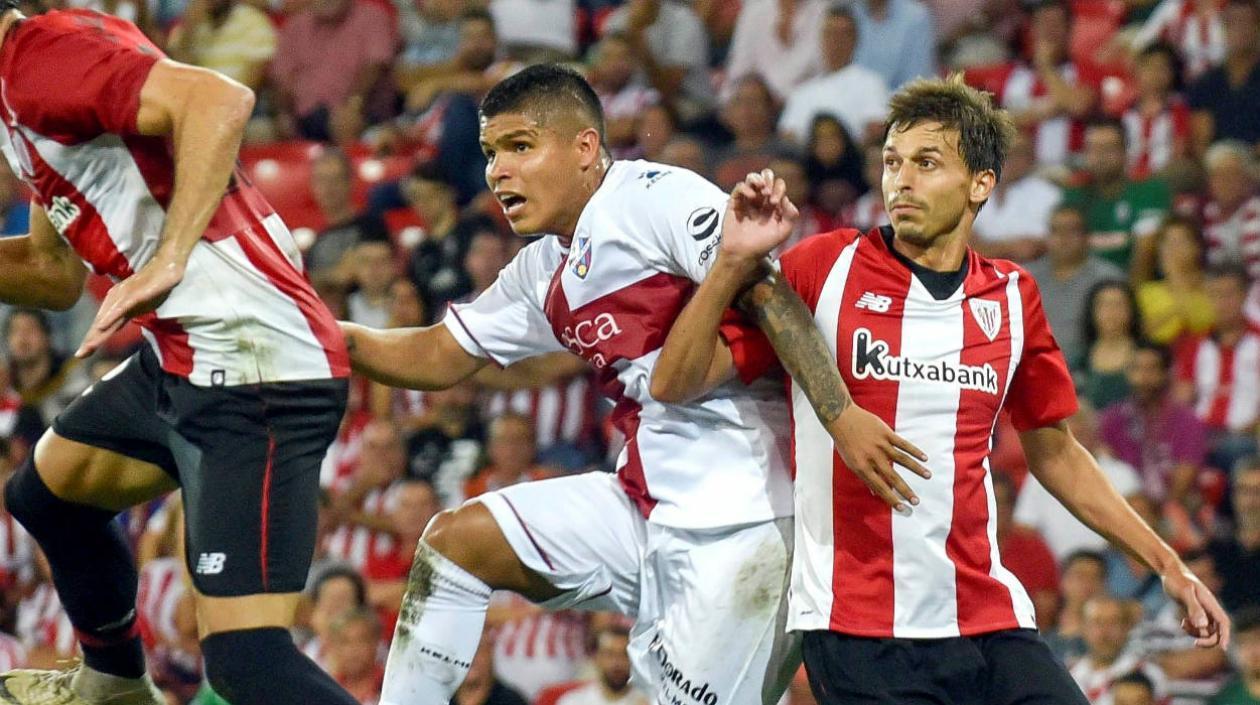'Cucho' Hernández disputa la pelota con un defensa del Atlético de Bilbao. 