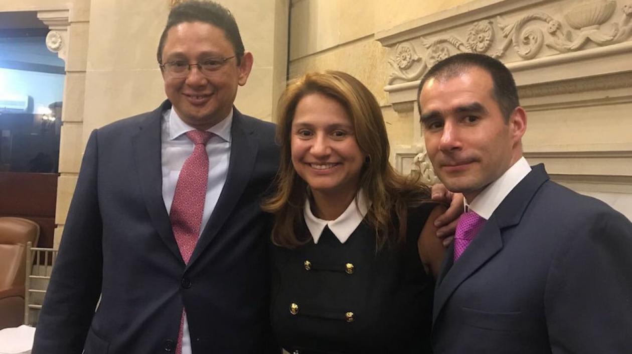 Renato Contreras, tras la elección, con la senadora Paola Holguín y el también Magistrado Pedro Gutierrez Sierra.