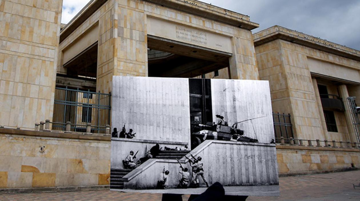 Fotografía del Palacio de Justicia con una foto de la época de los hechos.