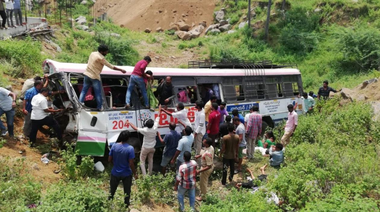 Los accidentes de tráfico en la India son frecuentes a causa del mal estado de las vías.