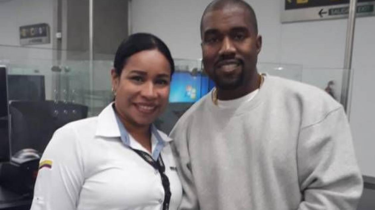 Kanye West y funcionaria de Migración Colombia.
