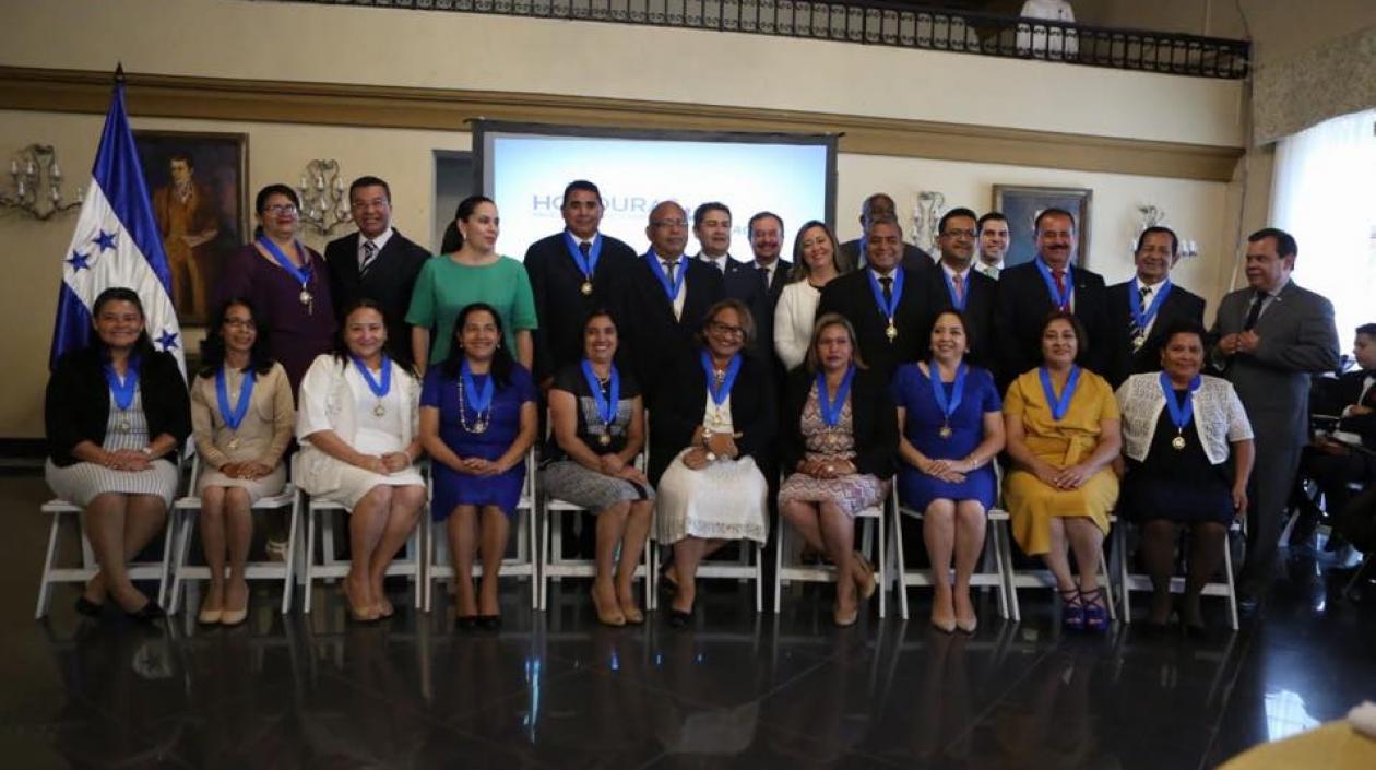  Estos son los maestros galardonados por la Presidencia de Honduras.