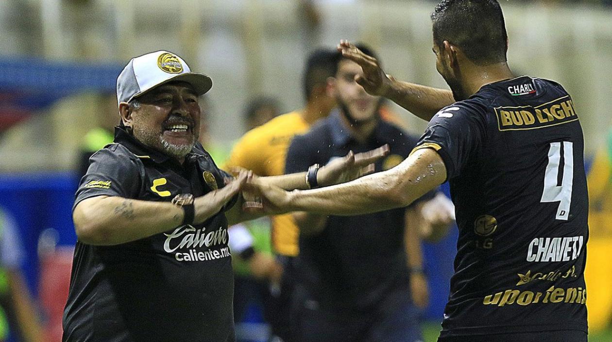 Diego Armando Maradona festeja uno de los goles de los Dorados de Sinaloa. 