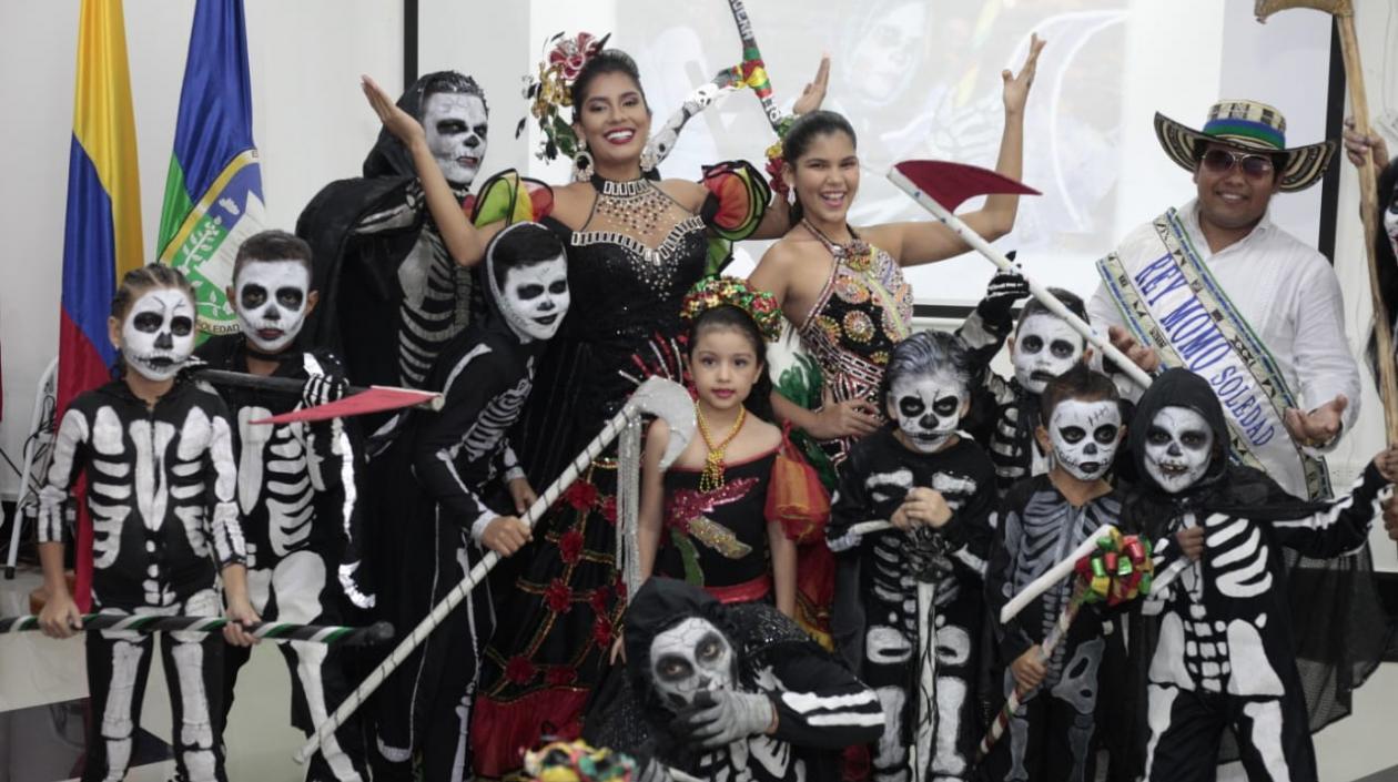 La Reina del Carnaval de Soledad Paula Andrea Luna García y un grupo alusivo al ceremonial.