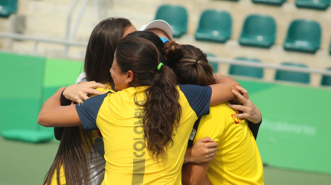 Jugadoras colombianas se felicitan tras un triunfo. 