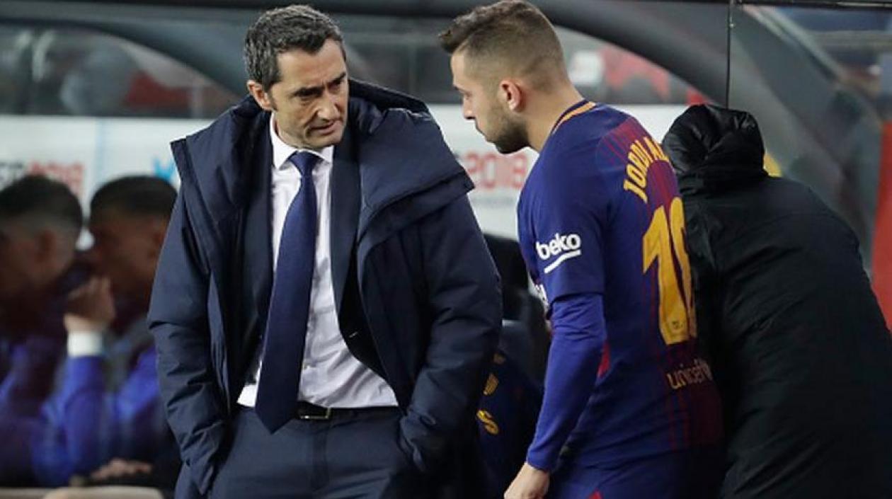 El técnico de Barcelona, Ernesto Valverde y el lateral Jordi Alba.
