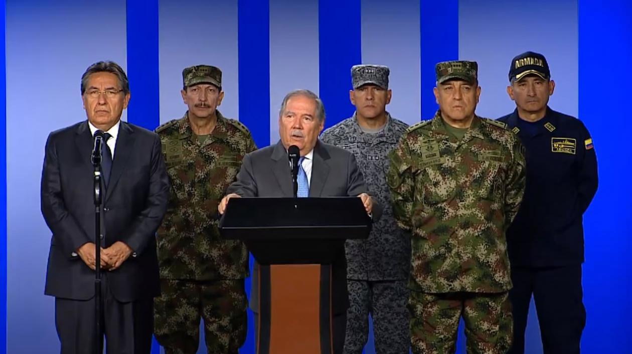 El Ministro de Defensa en rueda de prensa con el fiscal y la cúpula militar.