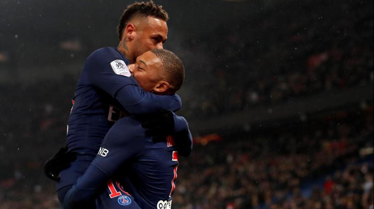 Neymar y Mbappé celebrando uno de los goles.