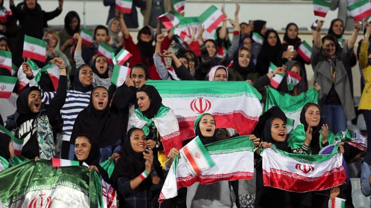 Mujeres en las tribunas de un estadio en Irán. 