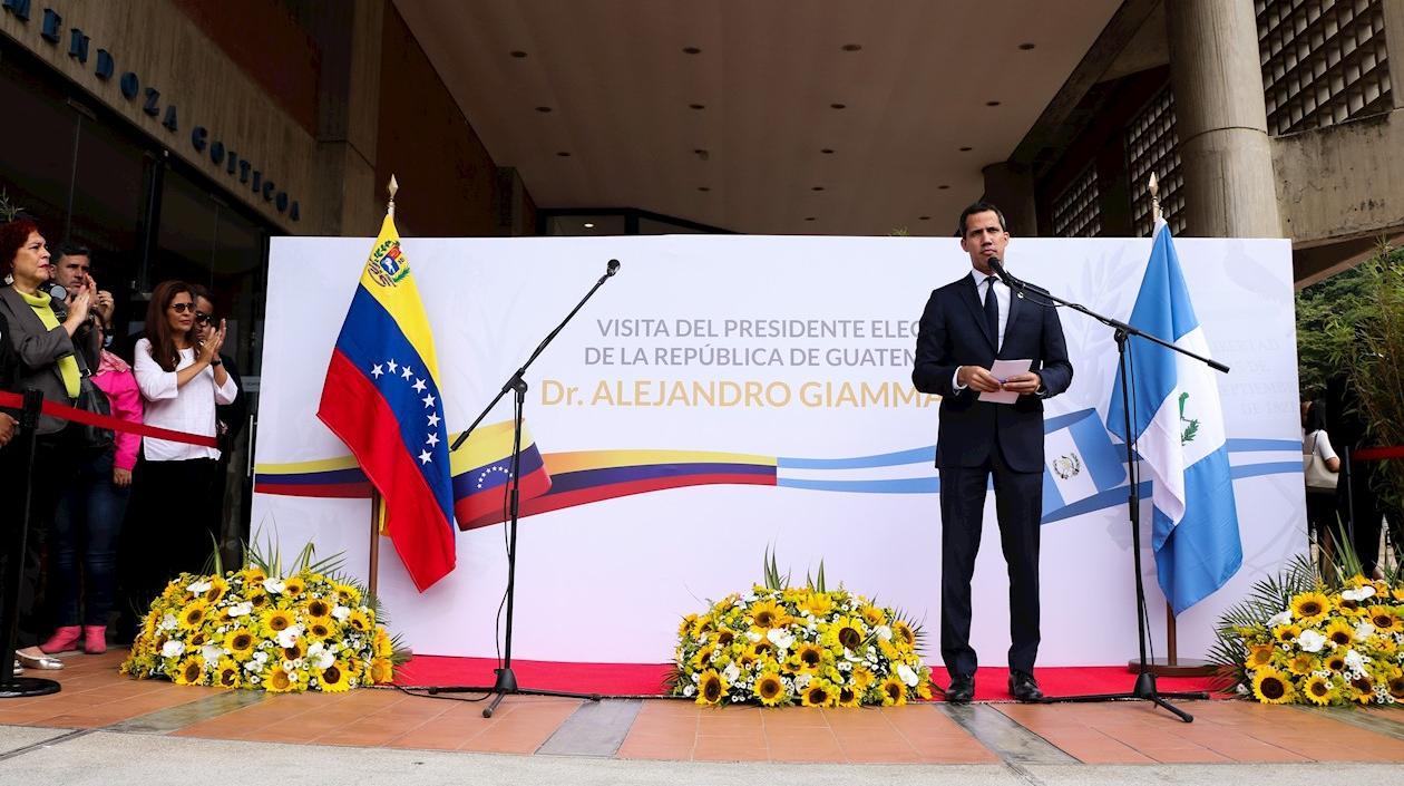 Juan Guaidó se le quedó esperando.