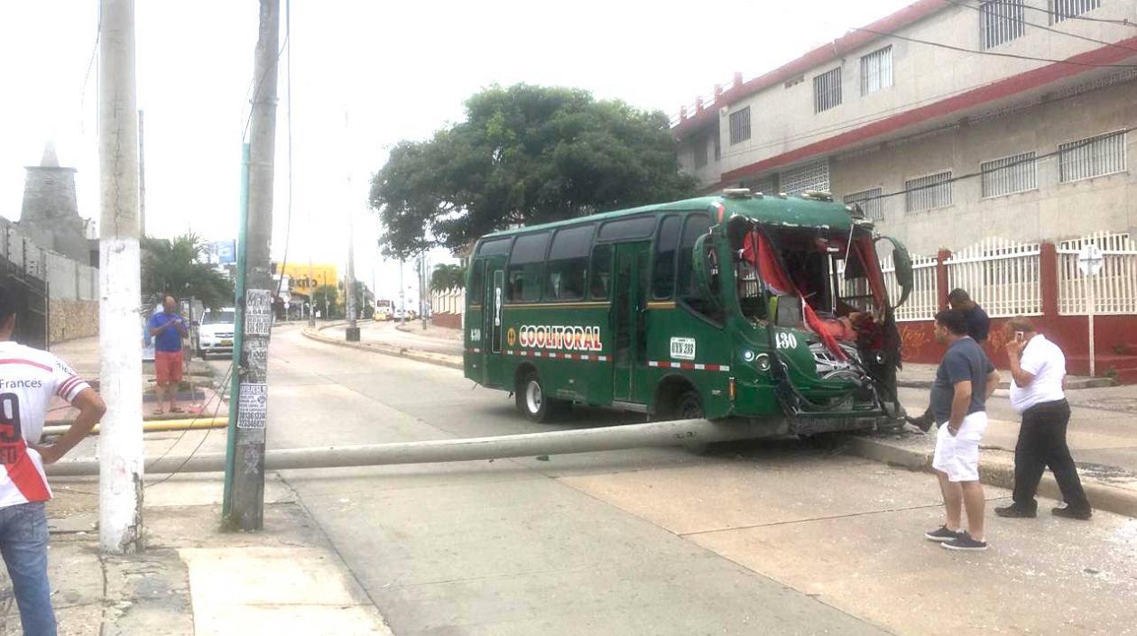 Un bus chocó contra un poste en la calle 72 con carrera 38B.