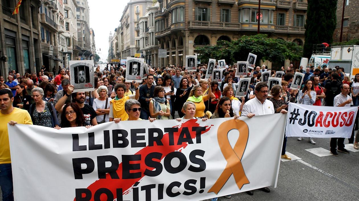 Manifestantes protestan por la condena a los líderes separatistas catalanes.