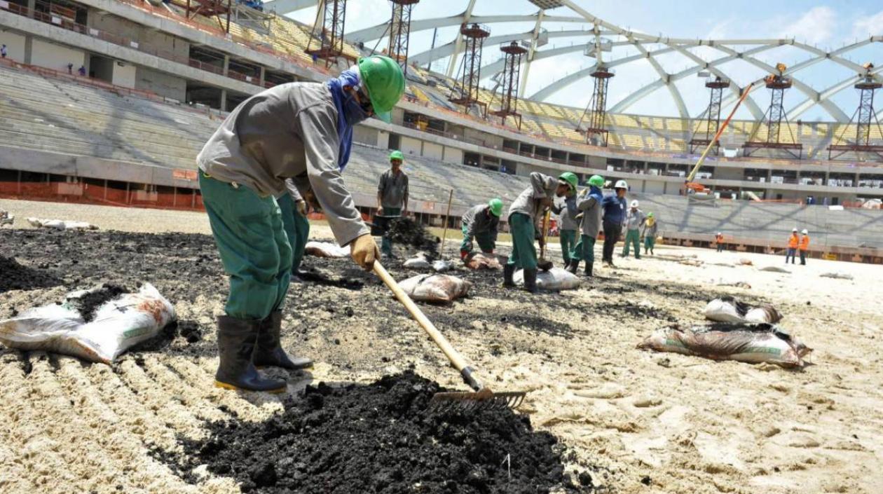 Obreros trabajando en los estadios del Mundial 2022.