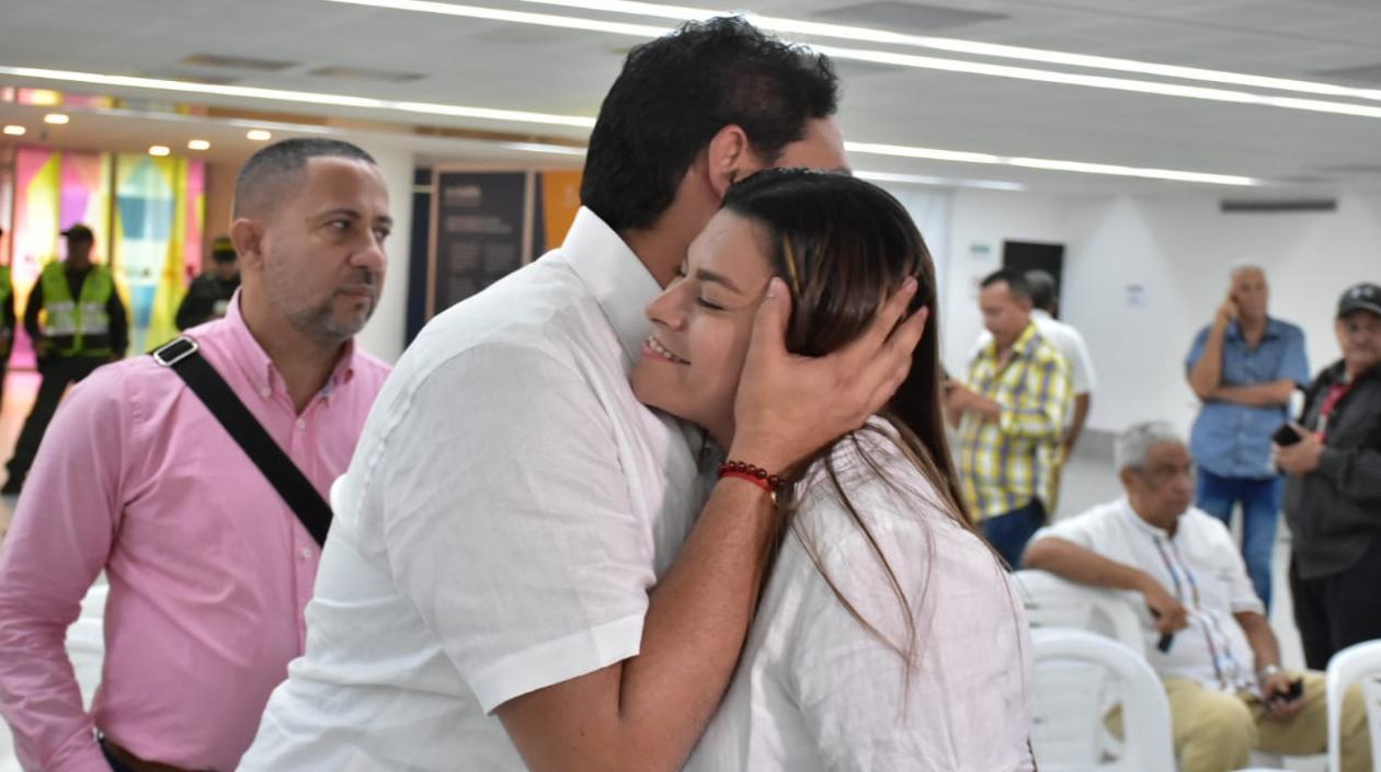 El alcalde electo Evaristo Olivero y la abogada Marisabella Romero.